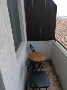 南埃福列Hanul Hora Romaneasca的阳台配有一张小桌子和两把椅子
