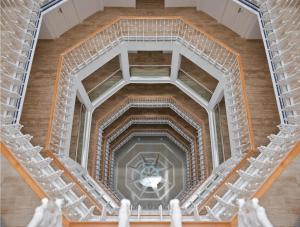拉曼加戴尔马尔梅纳海豚酒店的大楼内螺旋楼梯的顶部景色
