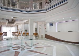 拉曼加戴尔马尔梅纳海豚酒店的大堂设有玻璃桌和讲台