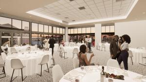 比勒陀利亚MINT Resorts The Blyde的一间设有白色桌椅的餐厅
