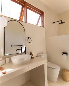 吉利阿尔Villa Luna - Gili Air的浴室设有白色水槽和镜子