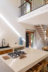 吉利阿尔Villa Luna - Gili Air的厨房配有白色的台面和楼梯