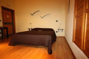 科拉托Albergo Tripoli B&B Affittacamere的卧室配有一张墙上鸟床