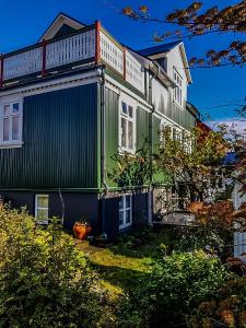凯夫拉维克Old Charm Apartment - Keflavík Downtown的绿色和白色的房屋