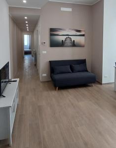 热那亚FIUMARA MALL Apartment的带沙发和电视的客厅