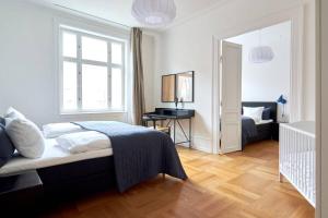 哥本哈根Spacious 3 Bedroom Manor Flat Next to Tivoli的一间卧室配有一张床和一张书桌