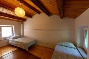 AguglianoRelais Castel d'Emilio - Casa BLU的一间卧室配有一张床和一个沙发