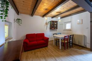 AguglianoRelais Castel d'Emilio - Casa BLU的客厅配有红色的沙发和桌子