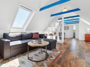 内克瑟Apartment Riitta - 250m from the sea in Bornholm by Interhome的客厅配有沙发和桌子