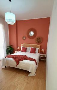 滨海弗兰卡维拉Casa Tucano - Suite apartment的一间卧室设有一张带红色墙壁的大床