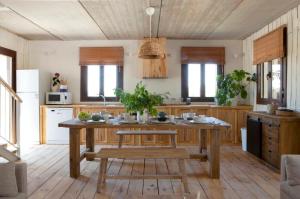 MejoradaFinca San Benito, piscina privada, a estrenar!的厨房铺有木地板,配有木桌。