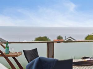 海斯勒Holiday Home Dika - 400m from the sea in Bornholm by Interhome的阳台的天井配有桌椅