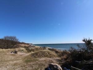 维斯特索马肯Holiday Home Nada - 200m from the sea in Bornholm by Interhome的海滩与大海相映成趣