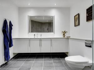 德隆宁莫勒Apartment Bena - 150m from the sea in Sealand by Interhome的白色的浴室设有卫生间和水槽。