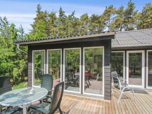 维斯特索马肯Holiday Home Gudmand - 600m from the sea in Bornholm by Interhome的一个带桌椅的屏蔽甲板