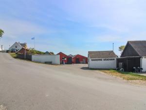 维斯特索马肯Holiday Home Gudmand - 600m from the sea in Bornholm by Interhome的一条土路,街道边有房屋