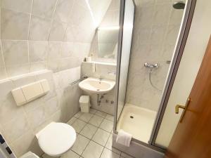 哈姆Limok Rooms Hamm的浴室配有卫生间、盥洗盆和淋浴。