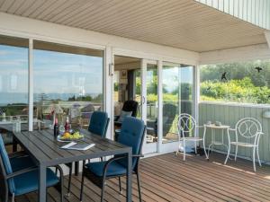 海斯勒Holiday Home Eliene - 400m from the sea in Bornholm by Interhome的门廊上设有桌椅,