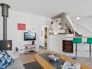 海斯勒Apartment Dagne - 400m from the sea in Bornholm by Interhome的客厅配有沙发和桌子