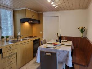隆科索普拉阿斯科纳Holiday Home Bel Panorama - Casa nel Nucleo by Interhome的厨房配有桌子、水槽和桌椅