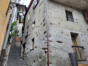 隆科索普拉阿斯科纳Holiday Home Bel Panorama - Casa nel Nucleo by Interhome的一座石头建筑,设有攀岩墙和楼梯
