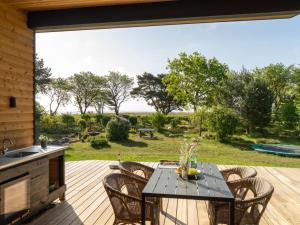 勒维Holiday Home Toska - all inclusive - 100m to the inlet in Sealand by Interhome的露台设有桌椅