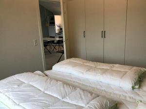 布拉万德Apartment Esger - all inclusive - 900m from the sea by Interhome的一间卧室配有两张白色的床和镜子