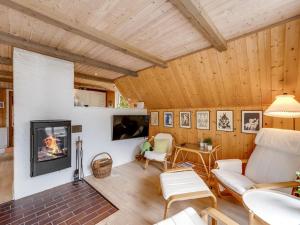 瓦伊厄斯斯特兰德Holiday Home Sisko - 800m from the sea in Western Jutland by Interhome的客厅设有壁炉和木制天花板。