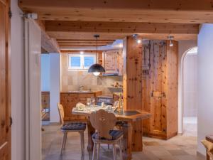 圣莫里茨Apartment Chesa Anemona al Lej by Interhome的厨房配有大型木桌和椅子