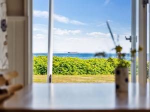 AsperupHoliday Home Mirkka - 50m from the sea in Funen by Interhome的客房可通过窗户欣赏到海景