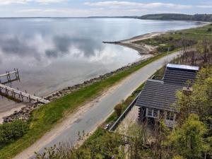 RoslevHoliday Home Sander - 10m to the inlet in The Liim Fiord by Interhome的水体旁房子的空中景观