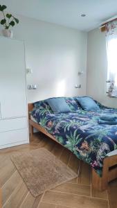 吉日茨科#MazuryOFFline的一间卧室配有一张带蓝色棉被的床