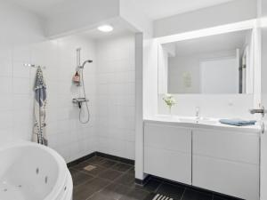 埃贝尔托夫特Apartment Geert - 25m from the sea in Djursland and Mols by Interhome的白色的浴室设有水槽和镜子