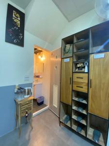 埔里亚士密民宿的客房设有书桌和木制橱柜。