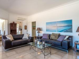 科洛尼亚圣霍尔迪Holiday Home Las Gaviotas Style & Charm by Interhome的客厅配有两张真皮沙发和玻璃桌
