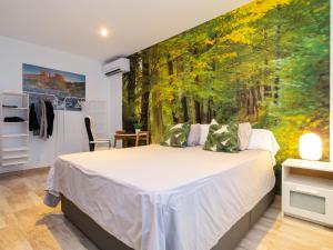 雷乌斯Villa Villa Luxury Rock Tirri by Interhome的一间卧室配有一张壁画床