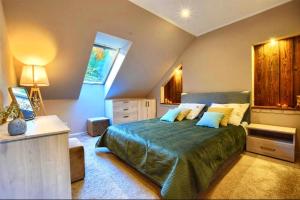 塔干尼采Przystanek Leśna的一间卧室设有一张绿色大床和一个窗户。