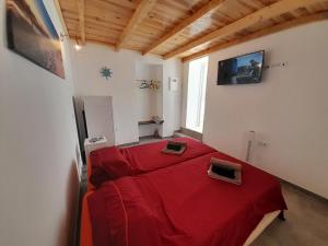 阿尔布费拉Ibiza Suite Independent bedroom and bathroom的一间在房间内配有红色床的卧室