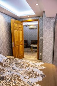 伯萨ROYAL SUİT的一间卧室配有一张床和一扇木门