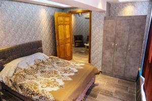 伯萨ROYAL SUİT的一间卧室配有一张床和一扇木门