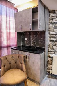 伯萨ROYAL SUİT的一个带柜台和椅子的厨房