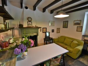 莫尔贝尼奥Holiday Home La Casa del Nonno by Interhome的客厅配有沙发和桌子