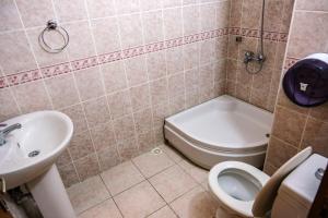 伯萨ROYAL SUİT的一间带卫生间和水槽的浴室