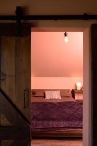 KuzminecBeautiful Villa Pool and magic sunsets Croatia的一间卧室配有一张床和粉红色的墙壁