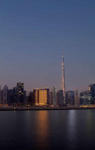 迪拜迪拜海滨丽笙酒店的享有城市天际线和大片水面的景色