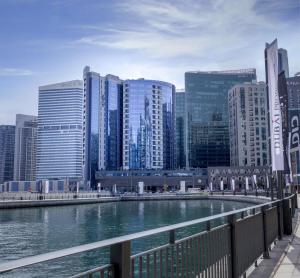 迪拜迪拜海滨丽笙酒店的城市中一条有高楼房的河流