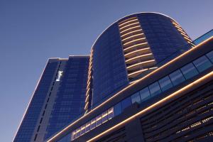 迪拜迪拜海滨丽笙酒店的一座高大的建筑,背后是蓝天