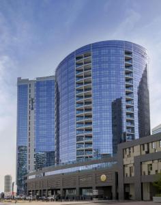 迪拜迪拜海滨丽笙酒店的一座大建筑,带有镜子窗户