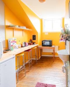 翁达尔斯内斯Tiglkåk的厨房设有黄色的墙壁、柜台和水槽