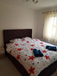 扎布利亚克Apartmani Popovic Lux的一间卧室,床上有红色的鲜花